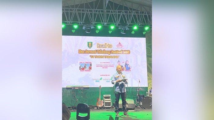 Kadisparpora Kotabaru Risa Ahyani menyampaikan sambutan di acara Road to Nan Sarunai Tabalong Festival 2023