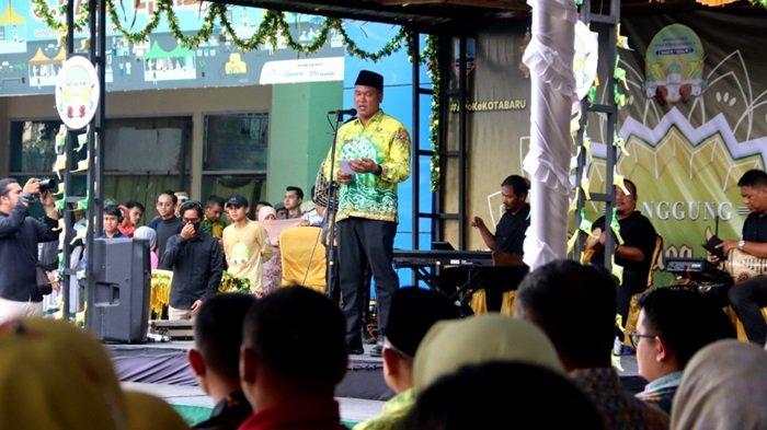 Kadisparpora Kotabaru Sonny Tua Halomoan menyampaikan laporan diacara pembukaan pasar kuliner berkah Ramadan 1445 H