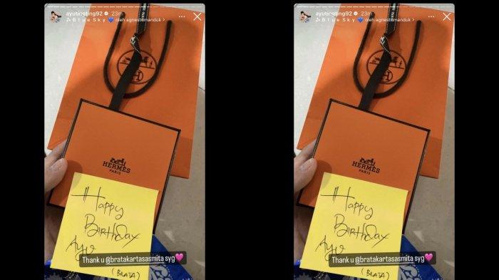 Kado ulang tahun Brata Kartasasmita untuk Ayu Ting Ting.