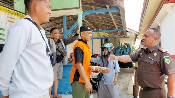 Kepala Kejaksaan Negeri (Kajari) Tanah Laut, Teguh Imanto, berbincang dengan Bahrani (tengah) dan Hari, setelah sidang Restorative Justice di Rumah RJ di Aula Kantor Desa Bumijaya,  Kecamatan Pelaihari, Kabupaten Tanah Laut, Provinsi Kalimantan Selatan, Senin (6/11/2023).