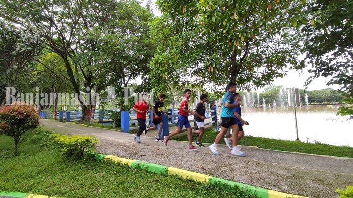 Kalselpedia. Warga berolahraga di kawasan Danau Siring Rantau Baru di Kota Rantau, Kabupaten Tapin, Provinsi Kalimantan Selatan, Sabtu (11/2/2023). 