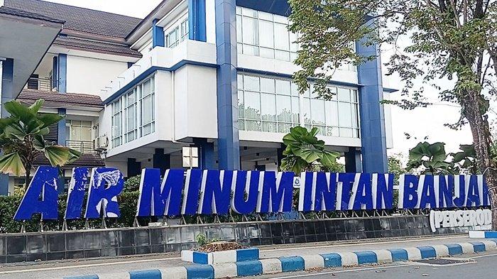 Kantor Pusat PT Air Minum Intan Banjar di Jalan Pangeran Hidayatullah, Kelurahan Komet, Kecamatan Banjarbaru Utara, Kota Banjarbaru, Provinsi Kalimantan Selatan. 