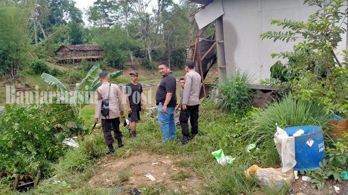 Kapolsek Lampihong Iptu Eko Budi Mulyono bersama anggota melakukan pengecekan longsor yang terjadi di Desa Jimamun Kecamatan Lampihong Kabupaten Balangan.