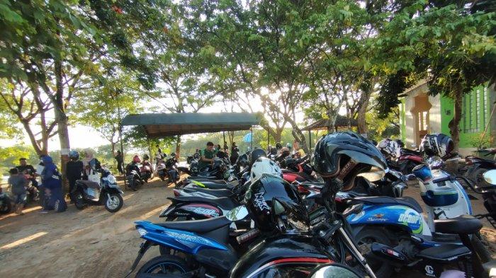 Kawasan Danau Siring Rantau yang dipenuhi pengunjung.
