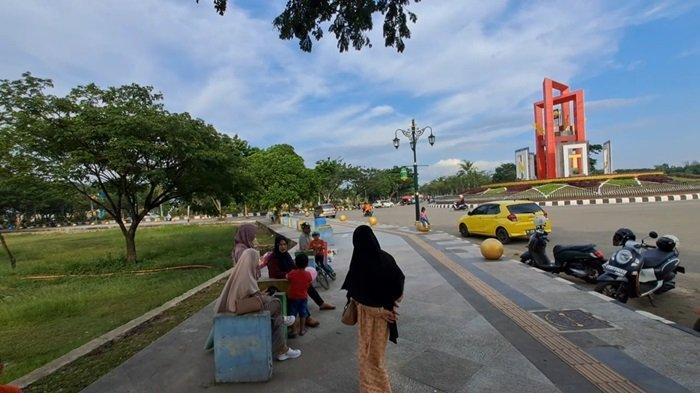 Kolam Ikan Koi di RTH Rantau Baru Tapin Jadi Wisata Keluarga Favorit
