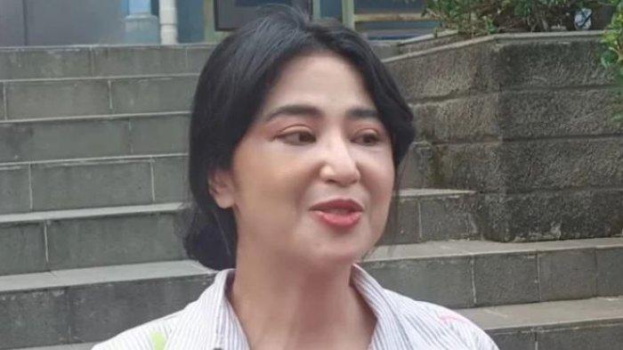 Wajah Dewi Perssik imbas transfer lemak lalu, kini wajahnya bengkak lagi karena pembekuan sel telur