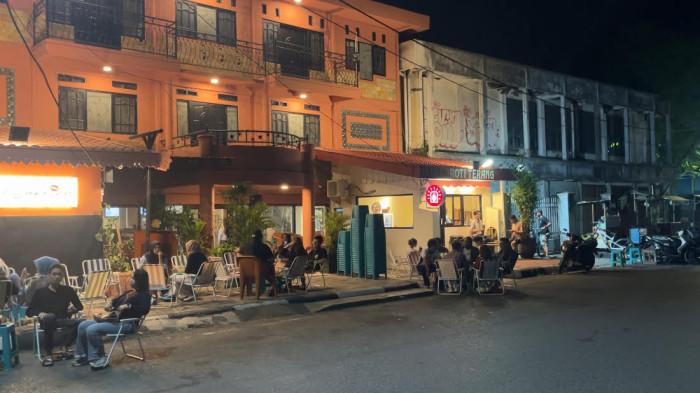 WISATA BANJARMASIN - Potret Jalan Bank Rakyat yang dulunya dikenal dengan citra negatif kini menjadi spot nongkrong favorit anak muda lantaran banyak kafe dan kedai kuliner.