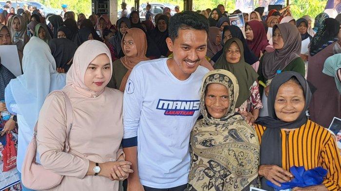 Kedekatan calon bupati Banjar nomor urut 01, H Saidi Mansyur dengan warga di Kecamatan Aranio, Jumat (25/10/2024).
