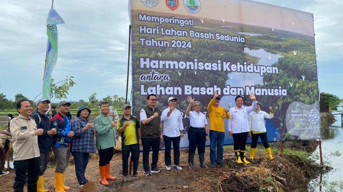 Kegiatan Penanaman Pohon Serentak Seluruh Indonesia sekaligus peringatan Hari Lahan Basah Sedunia di Banjarbaru, Rabu (7/2/2024).
 