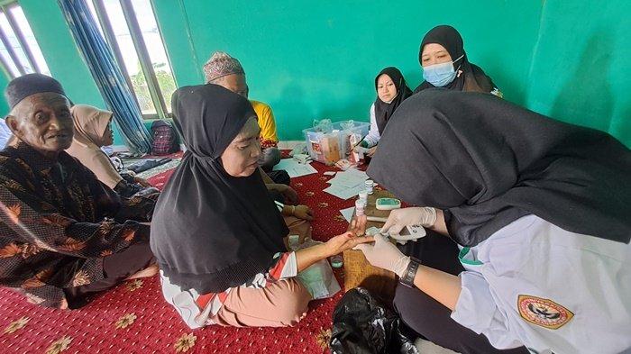 Kegiatan pemeriksaan kesehatan dan pengobatan gratis mahasiswa dan dosen Fakultas Kedokteran dan Ilmu Kesehatan ULM Banjarmasin di Desa Pantai Hambawang Kecamatan Mandastana Kabupaten Barito Kuala, Sabtu (20_4_2024)