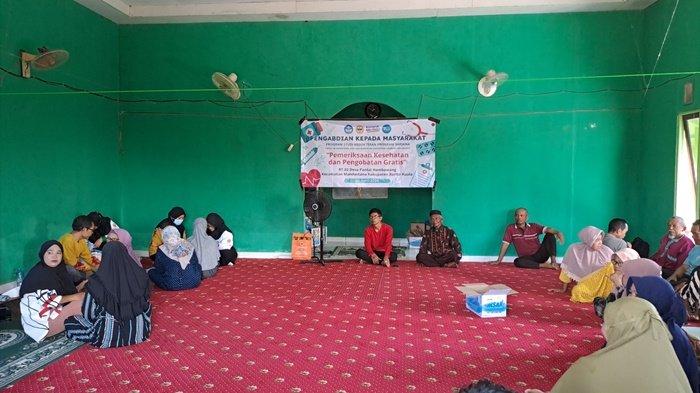 Kegiatan pemeriksaan kesehatan dan pengobatan gratis mahasiswa dan dosen Fakultas Kedokteran dan Ilmu Kesehatan ULM Banjarmasin di Desa Pantai Hambawang Kecamatan Mandastana Kabupaten Barito Kuala, Sabtu (20_4_2024)