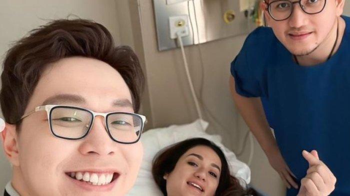 Kehadiran dokter Richard Lee usai momen persalinan Tengku Dewi Putri.