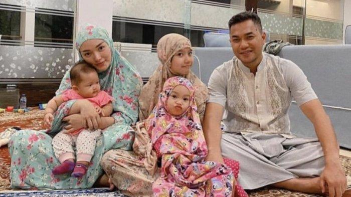 Keluarga kecil pasangan penyanyi dangdut Zaskia Gotik dan pengusaha Sirajuddin Mahmud.