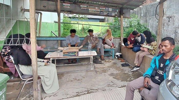 Keluarga korban tengah menunggu untuk bisa proses pemulasaran jasad Suprianda (27) yang tewas setelah diterkam Harimau majikannya di Samarinda, Kalimantan Timur pada Sabtu (18/11/2023).