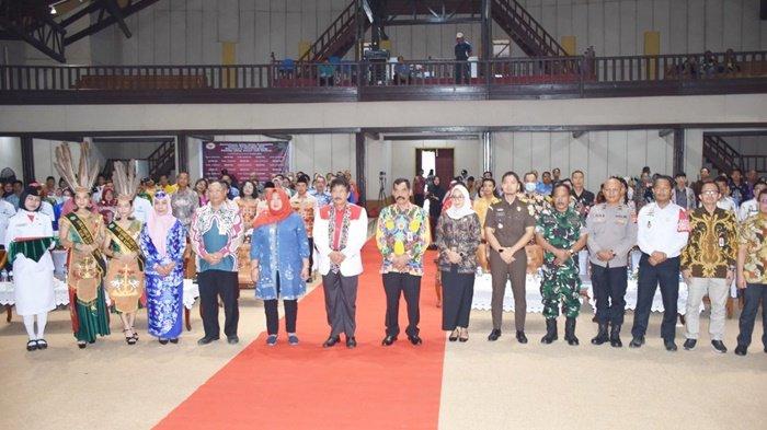 Kepala BPIP RI Prof. Drs. KH Yudian Wahyudi, MA, Ph.D, dan Plt Bupati Kapuas, HM Nafiah Ibnor, yang dalam hal ini diwakili Staf Ahli Bidang Pemerintahan, Hukum dan Politik, Yunabut, foto bersama setelah Seminar Pancasila tentang Aktualisasi Nilai-nilai Pancasila dalam Berbangsa dan Bernegara Menyongsong Pemilu yang Aman dan Damai, bertempat di Gedung Pertemuan Manggatang Tarung, Kota Kuala Kapuas, Kamis (27/7/2023).
