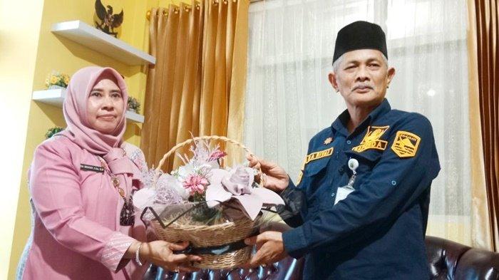 Kepala Bapenda Kabupaten Kotabaru, H Akhmad Rivai, diberikan kenang-kenangan dari pegawai, menjelang masa purna tugas.