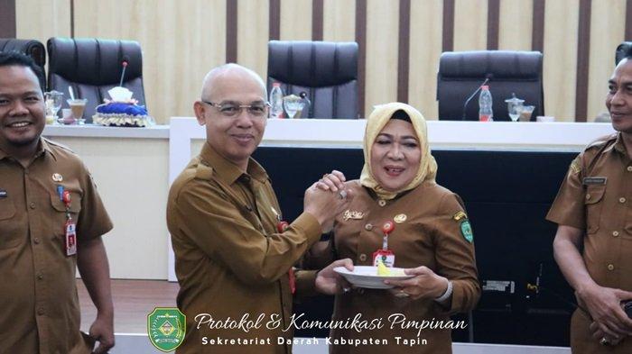Kepala Dinas Pengendalian Penduduk dan Keluarga Berencana Kabupaten Tapin, Hj Ahlu Janah menerima nasi tumpeng syukuran penghargaan SAKIP 2024 yang diserahkan Sekretaris Daerah Kabupaten Tapin di Aula Tamasa  Kantor Bupati Tapin, Kawasan Rantau Baru, Senin (7/10/2024).