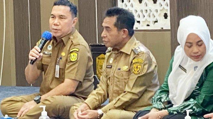 Kepala Dinkes Banjarmasin, Dr. M. Ramadhan SE, ME, Ak, CA, memberikan sambutan dalam kegiatan sunatan massal pada momen Peringatan Hari Anak Nasional 2023 di Aula Kayuh Baimbai.