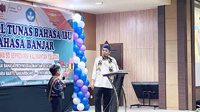 Kepala Dinas Pendidikan dan Kebudayaan Provinsi Kalsel, Muhammadun, saat dialog dengan seorang murid SD pada malam puncak Festival Tunas Bahasa Ibu (FTBI) Bahasa Daerah Jenjang SD se-Kalimantan Selatan yang diadakan Balai Bahasa Kalsel, Rabu (8/11/2023).