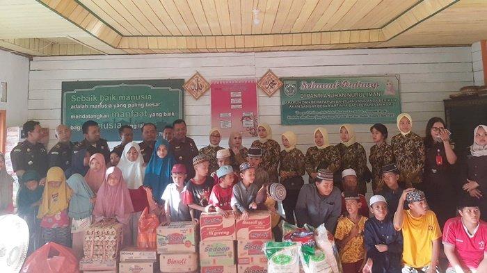 Kepala Kejaksaan Negeri Balangan Fajar, Nugroho, dan jajarannya bersama pengasuh dan anak-anak Panti Asuhan.