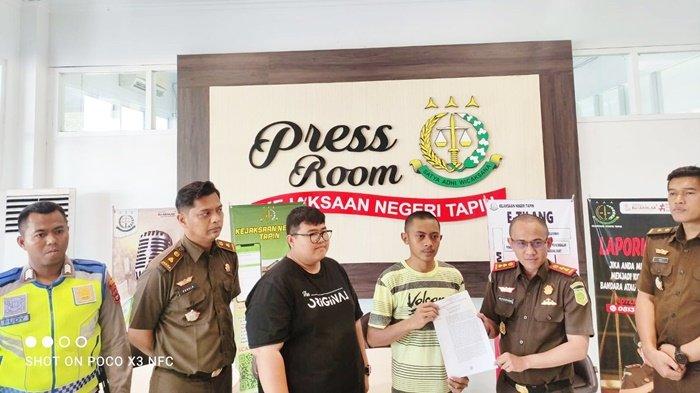 Kepala Kejaksaan Negeri (Kejari) Tapin, Adi Fakhruddin, menyerahkan surat penghentian penuntutan pidana umum melalui Restorativ Justice (RJ), setelah persyaratan terpenuhi, kepada tersangka kasus kecelakaan lalu lintas, Selasa (25/7/2023).