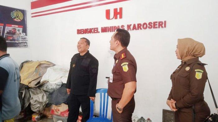 Kepala Kejaksaan Negeri Hulu Sungai Tengah, Yusup Darmaputra, didampingi Kepala Rutan Barabai, Gusti Iskandarsyah, saat di Bengkel Minipas.