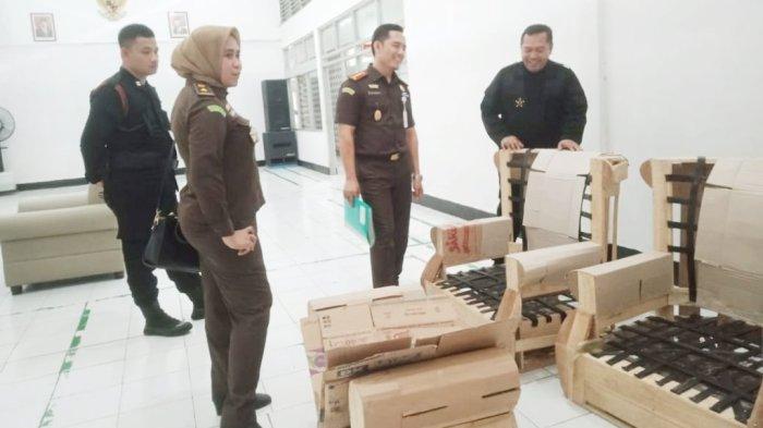 Kepala Kejaksaan Negeri Hulu Sungai Tengah, Yusup Darmaputra, didampingi Kepala Rutan Barabai, Gusti Iskandarsyah, melihat produk-produk mebel buatan warga binaan.