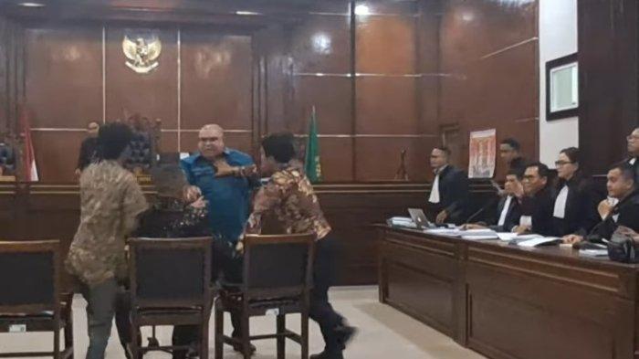 REAKSI KERAS - Kericuhan terjadi di dalam sidang pencemaran nama baik di Pengadilan Negeri Jakarta Utara, Kamis (6/2/2025) setelah Razman Arif Nasution mengamuk ke arah Hotman Paris.