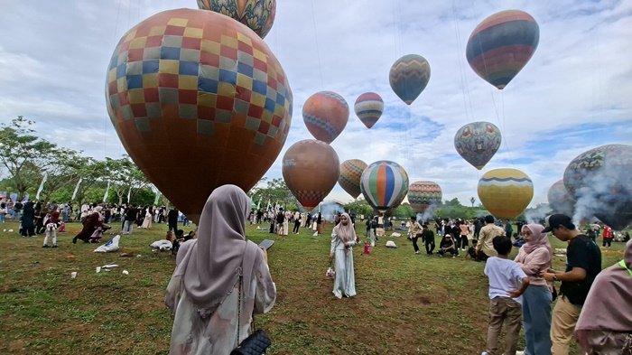 FESTIVAL BALON UDARA- Keseruan di Festival Balon di Amanah Borneo Park Banjarbaru, Jumat (27/6/2025).