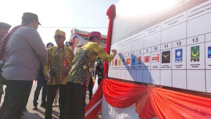 Ketua DPRD Kabupaten Tanah Laut (Tala), Muslimin, bersama undangan penting lainnya menandatangani Deklarasi Pemilu 2024, Jumat (1/9/2023) sore.