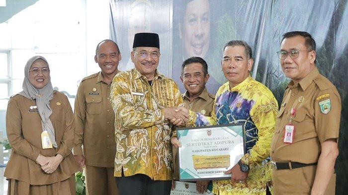 Ketua DPRD Kalsel, Supian HK menghadiri acara Anugerah Adipura 2023 dan Program Kampung Iklim (Proklim) 2024 di Kantor Dinas Lingkungan Hidup Kalsel, Senin (16/12/2024).
 