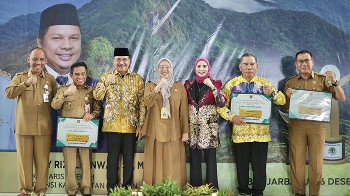 Ketua DPRD Kalsel, Supian HK menghadiri acara Anugerah Adipura 2023 dan Program Kampung Iklim (Proklim) 2024 di Kantor Dinas Lingkungan Hidup Kalsel, Senin (16/12/2024).
 