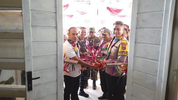 Ketua DPRD Kabupaten Kotabaru, Syairi Mukhlis, SSos, dan Kapolres AKBP Dr Tri Suhartanto, saat meresmikan Posko Kampung Bebas dari Narkoba di Desa Tegalrejo, Kecamatan Kelumpang Hulu, Selasa (19/9/2023).