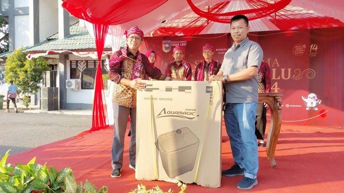Ketua KPU Kabupaten Tanah Laut (Tala), Rudy Pratikno, menyerahkan doorprize utama berupa mesin cuci kepada undangan yang beruntung, Jumat (1/9/2023) sore.