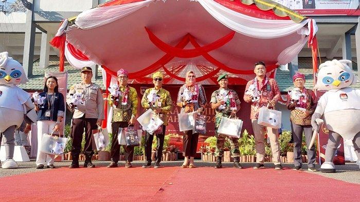 Ketua KPU Kalimantan Selatan, Dr Andi Tenri Sompa, bersama Forkopimda dan Ketua KPU Kabupaten Tanah Laut (Tala), Rudy Pratikno, bersama boneka Ayam Sura Sulu yang menjadi maskot Pemilu 2024, Jumat (1/9/2023) sore.