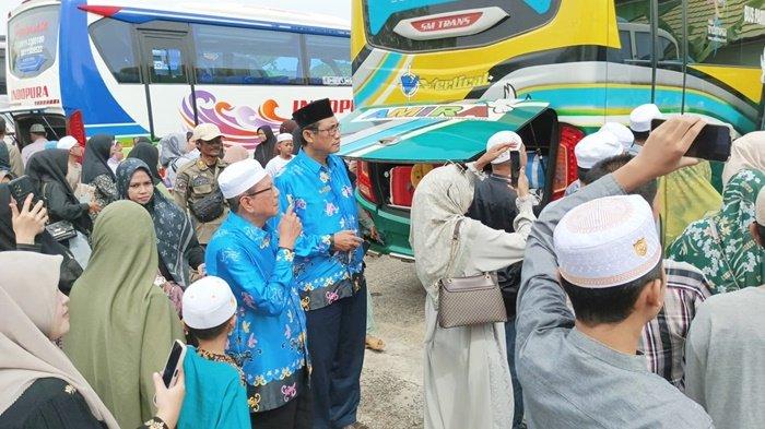 Ketua PCNU Kabupaten Kapuas, KH Nurani Sarji, dan Kabag Kesra, Riduanto, bersama para keluarga menyambut kedatangan jemaah haji di Masjid Agung Al Mukarram, Kota Kuala Kapuas, Kamis (13/7/2023).