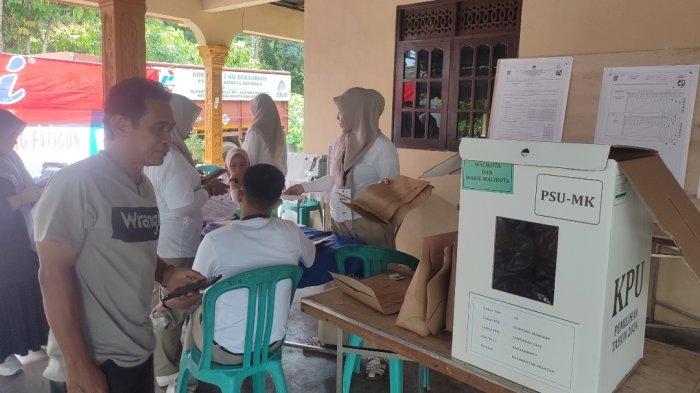 HASIL PSU - Ketua RT 11 Purjianto memantau suasana usai perhitungan PSU Pilkada Banjarbaru di wilayahnya, TPS 10 Jalan Sidorejo RT 11 Kelurahan Guntung Manggis, Landasan Ulin, Sabtu (19/4/2025).