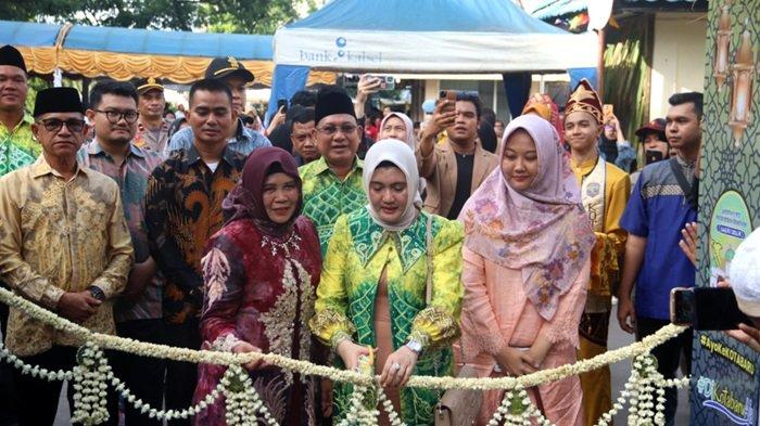 Ketua TP PKK Kotabaru Hajjah Fatma Idiana Sayed Jafar gunting pita diacara pembukaan pasar kulinet berkah Ramadan 1445 Hijriah