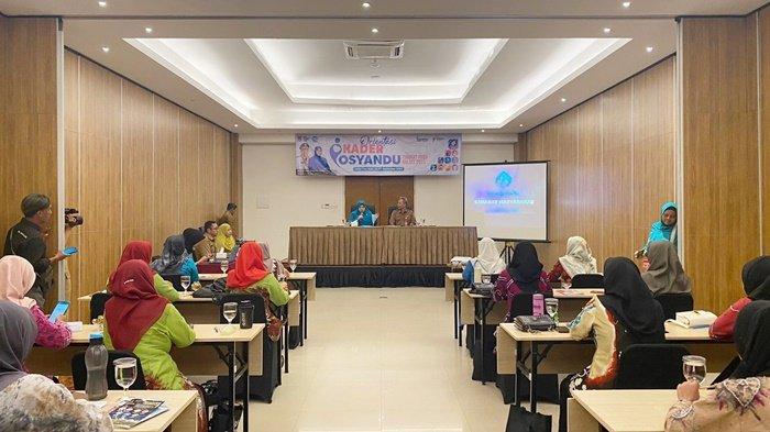 Ketua TP PKK Provinsi Kalimantan Selatan, Raudatul Jannah, dan Kepala Dinas Kesehatan Kalsel, Diauddin, memberikan materi pada acara Orientasi Kader Posyandu di Hotel Treepark Banjarmasin, Senin (25/9/2023).
