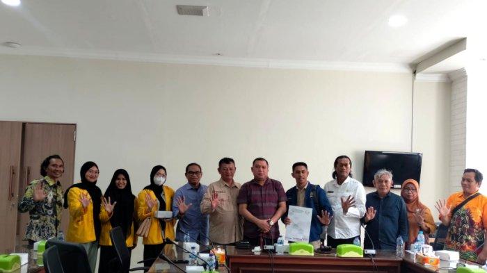 Ketua TP2CK TKL Rabbiansyah yang juga Anggota DPRD Kotabaru bertemu dengan Ketua Komite I DPD RI Habib Banua