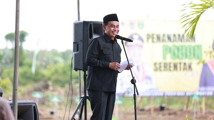 Bupati Tanahbumbu, HM Zairullah Azhar menyampaikan sambutan saat Kick Off Penanaman pohon serentak seluruh Indonesia,  di Kawasan Pengembangan Industri Terpadu (Kapet), Desa Sarigadung Simpang Empat Kabupaten Tanahbumbu Kalimantan Selatan, Kamis (7/3/2024). 