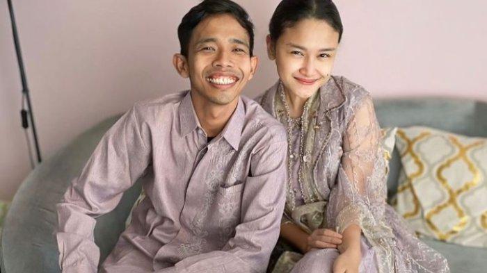 Potret Dede Sunandar dan sang istri, Karen Hertatum.