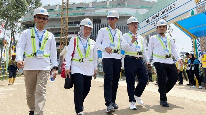 Komisaris Utama PLN, Agus D. Martowardojo (dua dari kanan), bersama Direktur Utama PLN Darmawan Prasodjo (tengah), Direktur Distribusi PLN Adi Priyanto (kiri), Direktur Utama PLN Icon Plus Ari Rahmat Indra Cahyadi (kanan), dan Direktur Utama PLN Enjiniring Chairani Rahmatullah (dua dari kiri) setelah mengunjungi lokasi pembangunan Istana Presiden di Kawasan Inti Pusat Pemerintahan, Ibu Kota Nusantara, Kamis (2/11/2023).