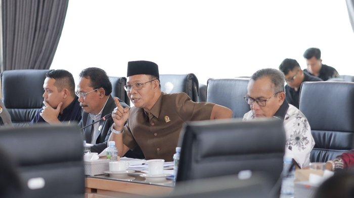 Komisi II DPRD Kalsel Rapat Dengar Pendapat (RDP) bersama Bappeda Kalsel, UPTD Penghasil PAD, dan UPPD Samsat se-Kalsel, Senin (23/12/2024).