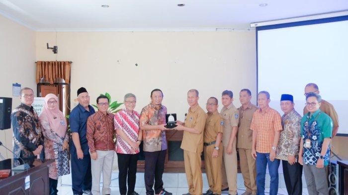 Komisi II DPRD Kalsel studi komparasi ke Dinas Peternakan dan Kesehatan Hewan Nusa Tenggara Barat, Anggota DPRD berfoto bersama usai kegiatan Senin (18/12/2023).
 
