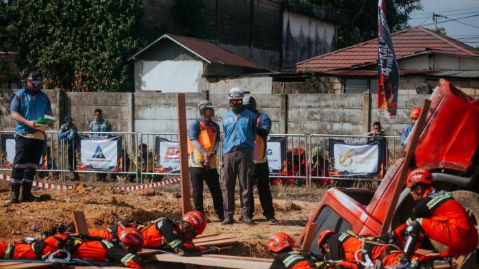 AKSI PENYELAMATAN - Kompetisi penyelamatan dan pemadam kebakaran berskala regional, The 4th Kalimantan Fire & Rescue Challenge di Banjarbaru, Kalimantan Selatan. 