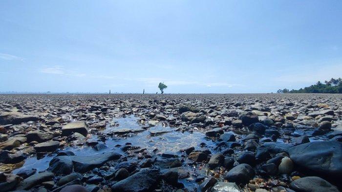 Kondisi Wisata Angin Pantai yang tengah berbatu saat surut musim gelombang kecil