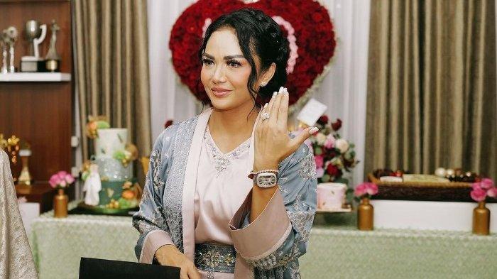 Kris Dayanti pamer hadiah Aurel Hermansyah dan Atta Halilintar.