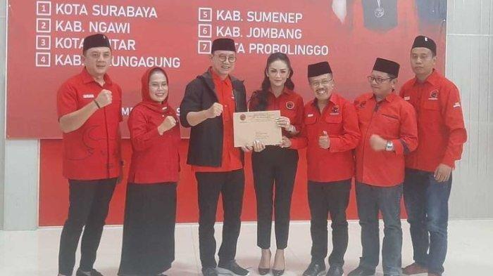 Kris Dayanti terima surat tugas dari PDIP untuk maju di Pilkada Batu.