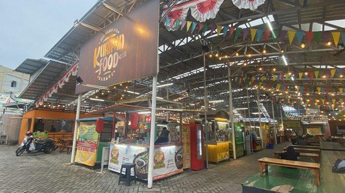 KONSEP KEKINIAN - Kuripan Food Square ini mengusung konsep kekinian dihiasi dengan bendera dan penerangan lampu yang membuat tempat ini menarik, Sabtu (15/2/2025).